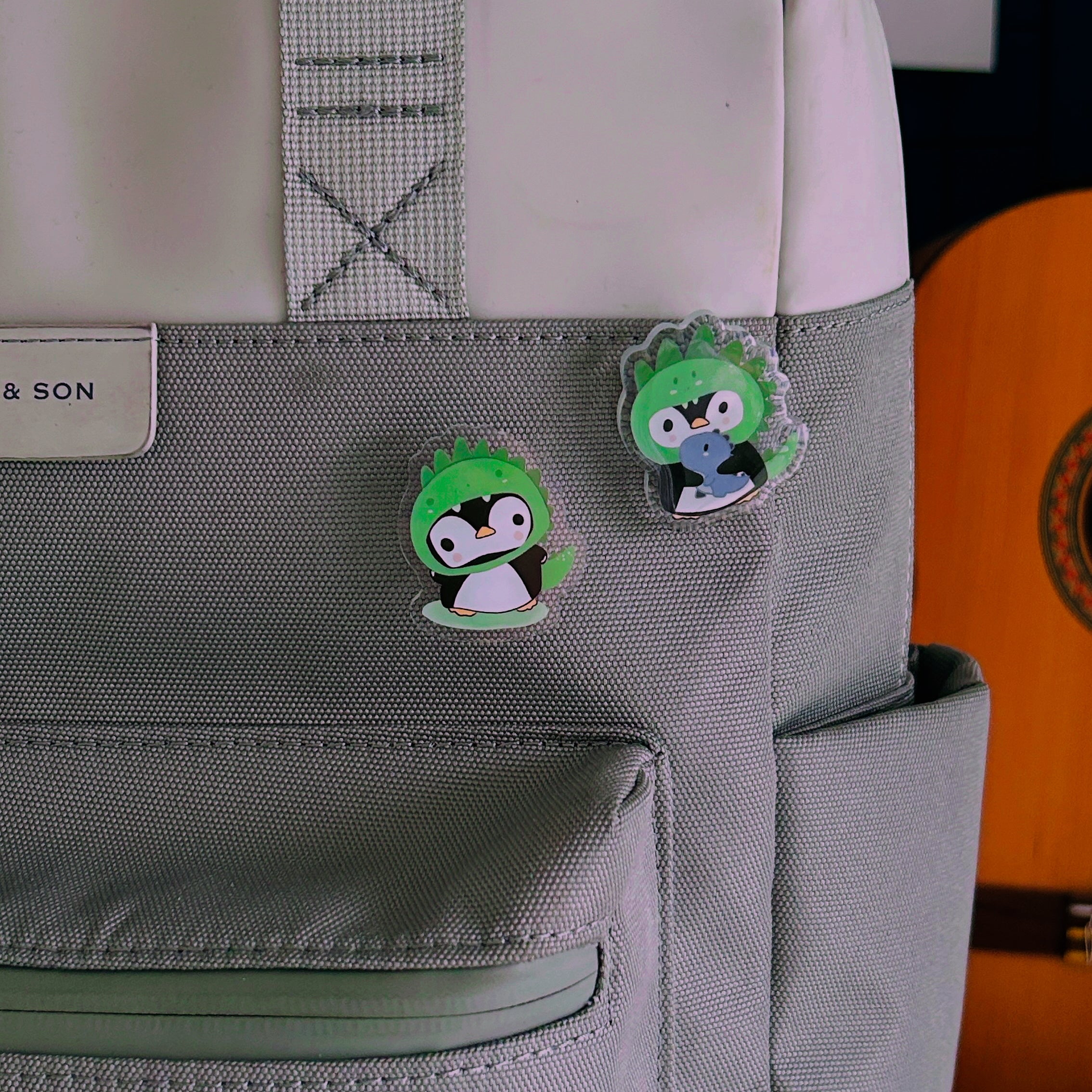 Acryl Pin / Dino ping Mit Kuscheltier