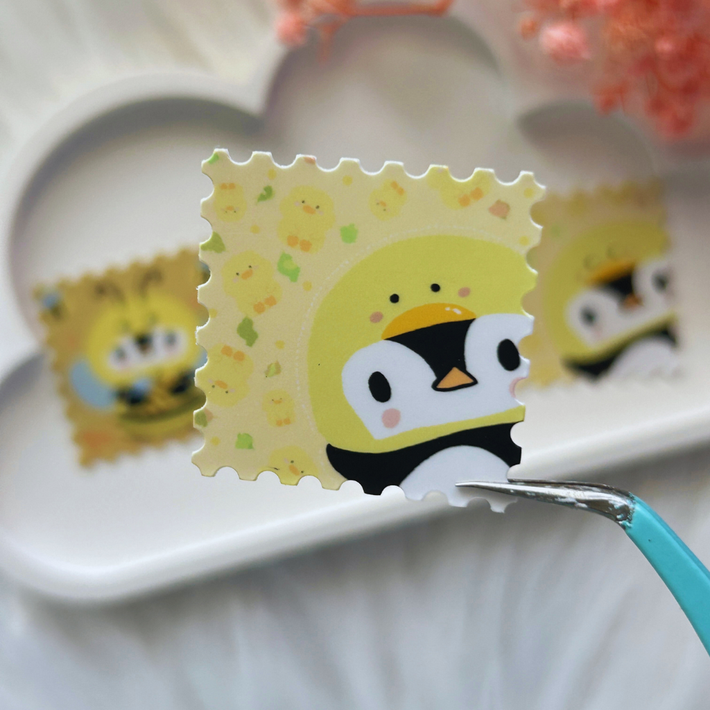 Sticker-Set „Pinguin im Kostüm“ – 3-teilig, Briefmarken-Stil Material: Soft-Matt Vinyl | Größe: je 3 × 3 cm