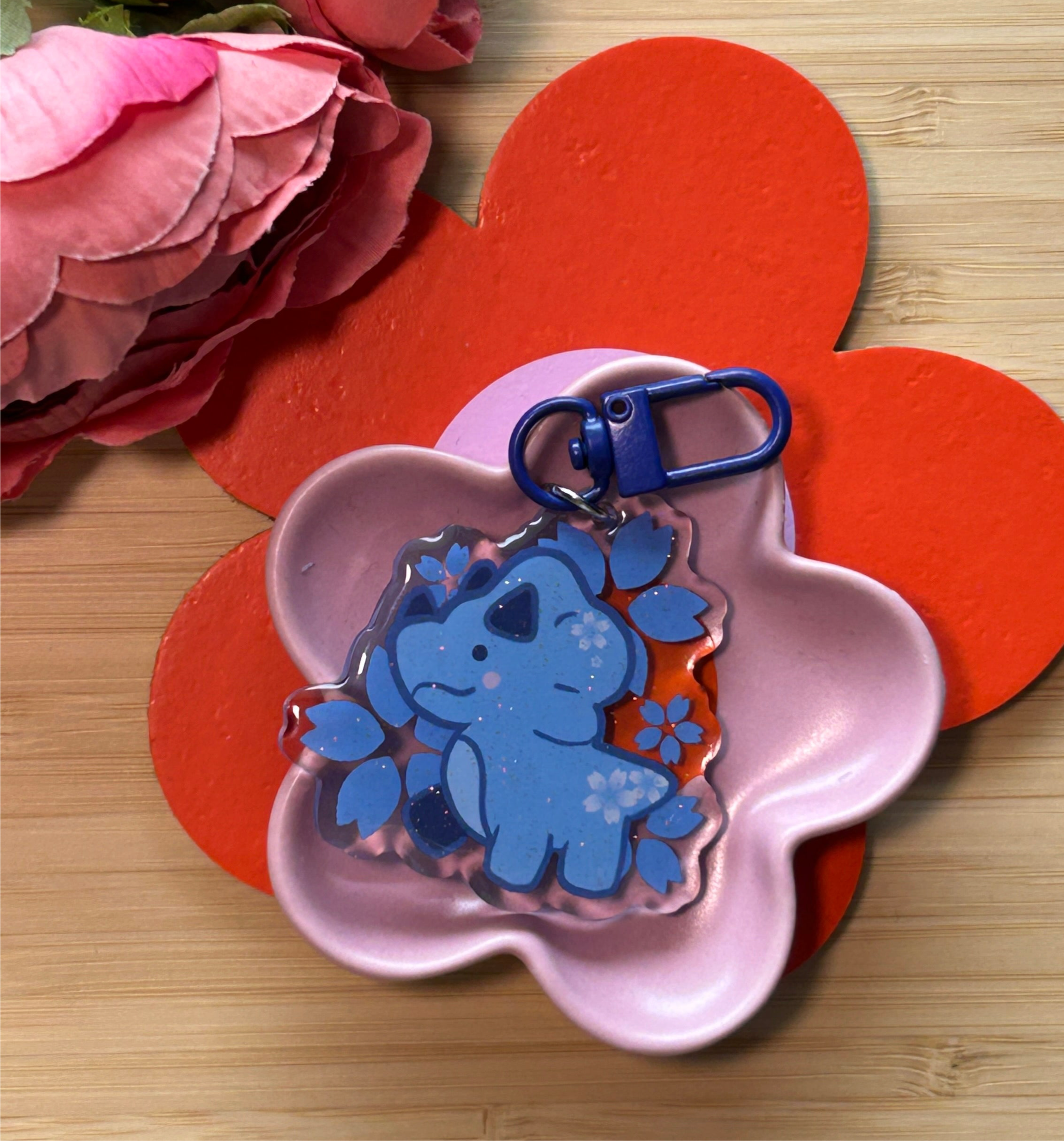Acryl-Schlüsselanhänger mit Epoxidharz-Vorderseite – Blaue Sakura mit Dino (50,8 mm)