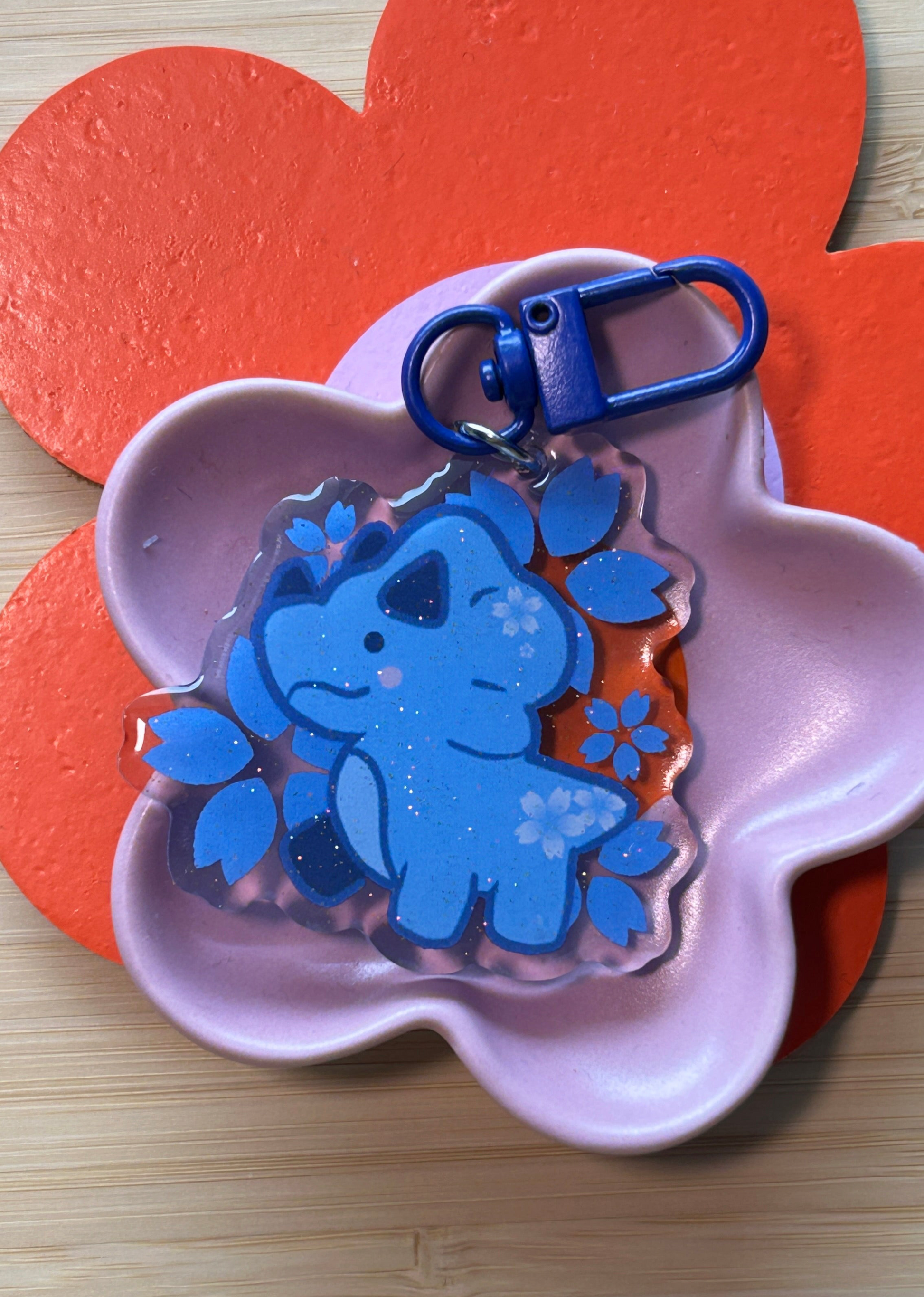 Acryl-Schlüsselanhänger mit Epoxidharz-Vorderseite – Blaue Sakura mit Dino (50,8 mm)