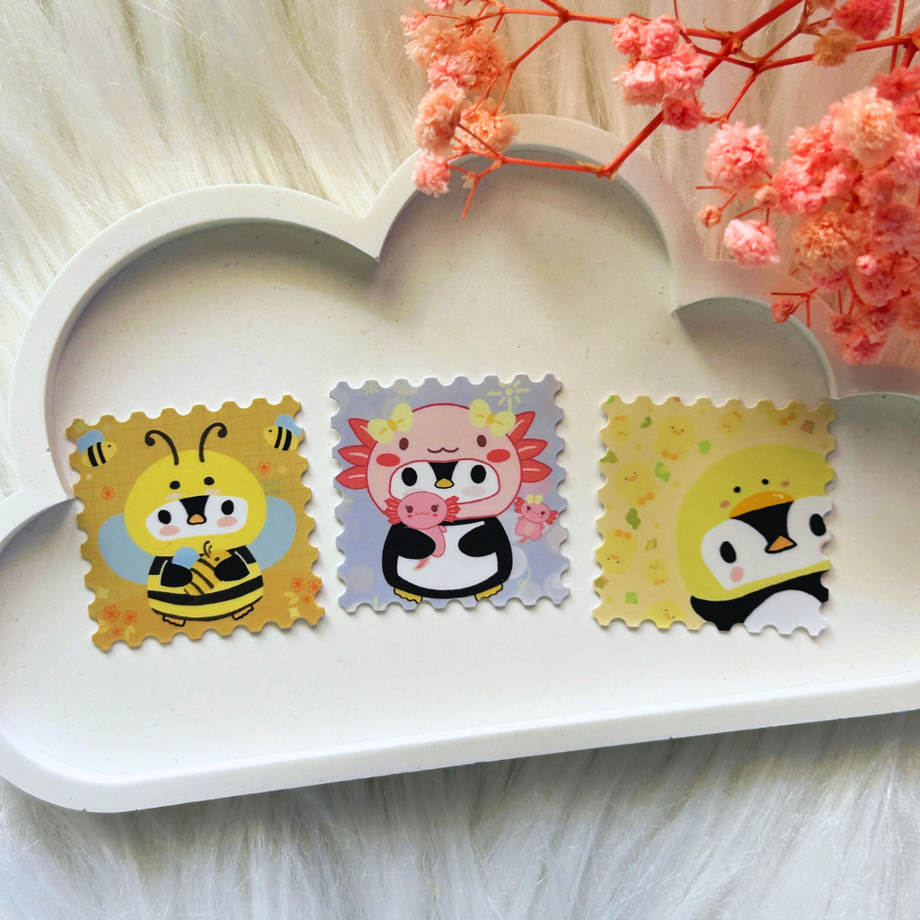 Sticker-Set „Pinguin im Kostüm“ – 3-teilig, Briefmarken-Stil Material: Soft-Matt Vinyl | Größe: je 3 × 3 cm
