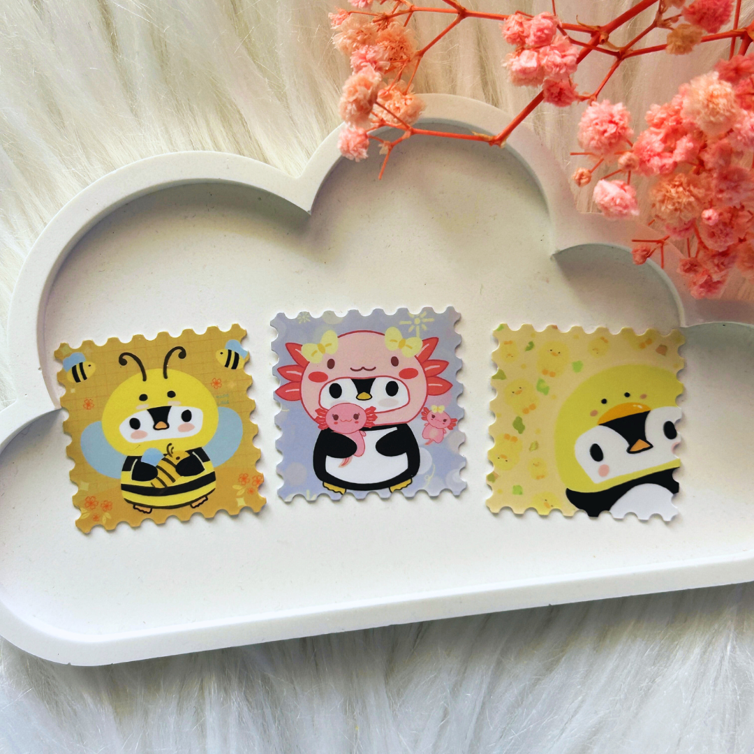 Sticker-Set „Pinguin im Kostüm“ – 3-teilig, Briefmarken-Stil Material: Soft-Matt Vinyl | Größe: je 3 × 3 cm