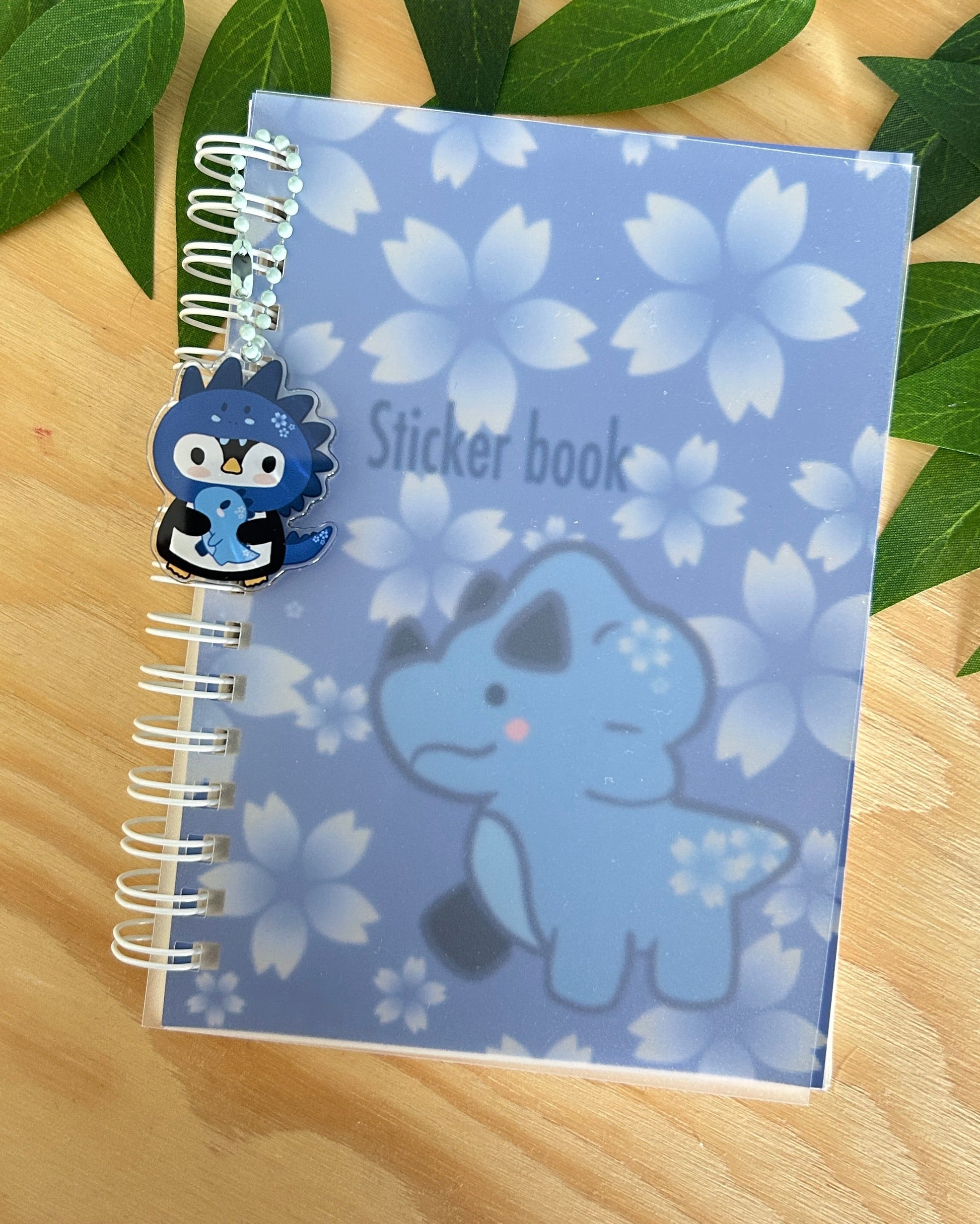 Stickerbuch A6 mit Blue Sakura Dino Mit passenden Charm  - B-Ware