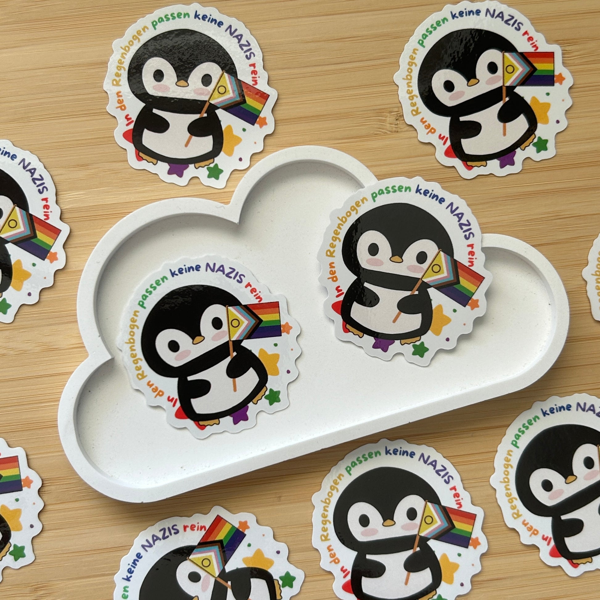 Pride Sticker – "In den Regenbogen passen keine Nazis" | Wetterfester Vinyl Sticker mit LGBTQIA+ Pinguin | 5 cm