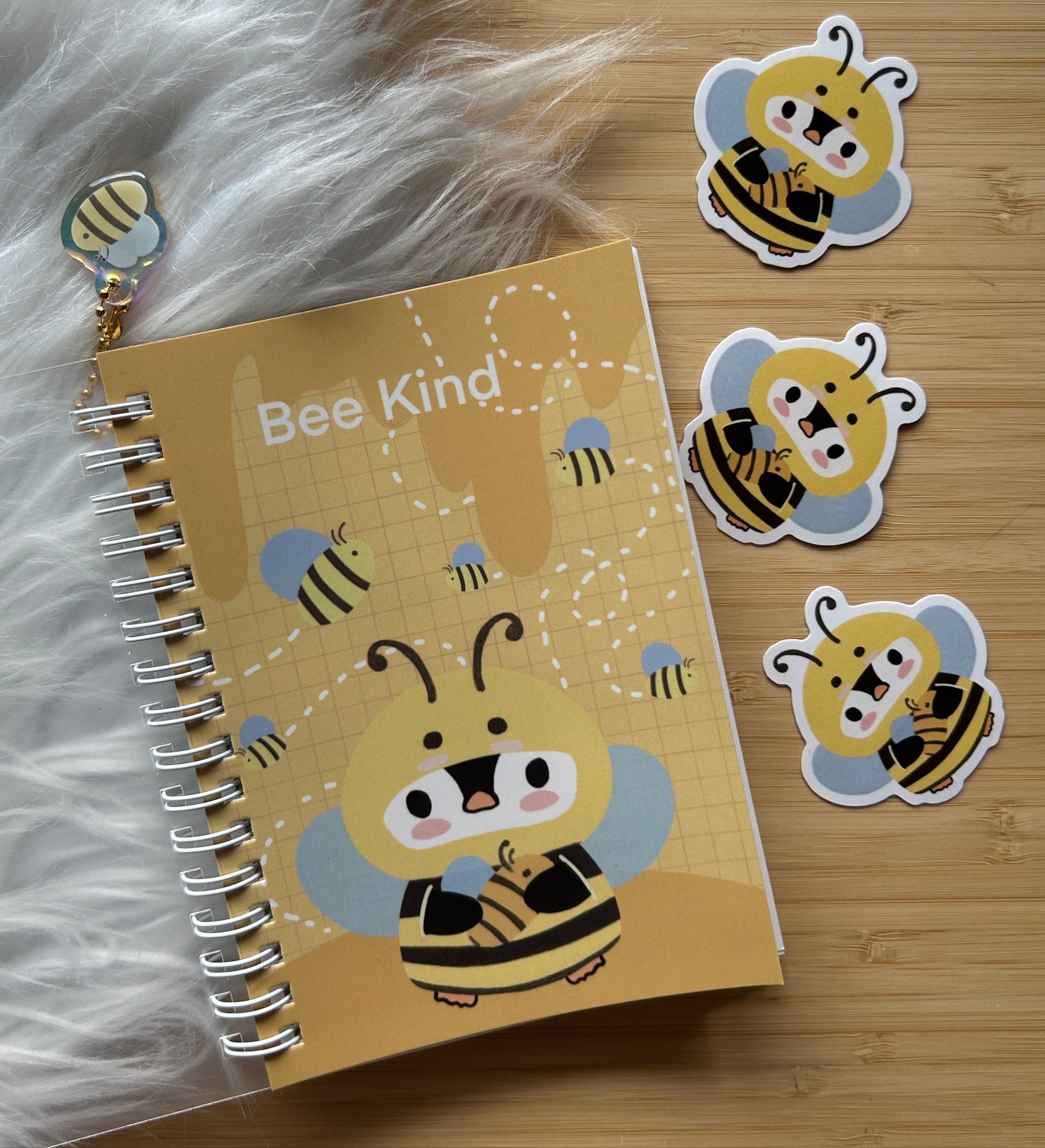 Stickerbuch A6 – Pinguin-Biene Edition  + passender Charm